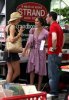 IMG/jpg/sarah-michelle-gellar-girls-guide-fishing-hunting-movie-on-the-set-h (...)