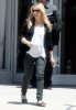 IMG/jpg/sarah-michelle-gellar-out-for-lunch-brentwood-paparazzi-mq-26.jpg