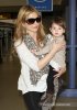 IMG/jpg/sarah-michelle-gellar-charlotte-lax-airport-paparazzi-april-4-2011-h (...)