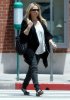 IMG/jpg/sarah-michelle-gellar-out-for-lunch-brentwood-paparazzi-mq-17.jpg