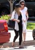 IMG/jpg/sarah-michelle-gellar-visiting-friend-in-the-valley-july-31-2009-pap (...)