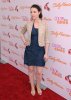 IMG/jpg/michelle-trachtenberg-sally-hansen-manicures-charity-event-hq-08.jpg (...)