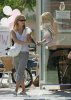 IMG/jpg/sarah-michelle-gellar-coffee-newstand-with-mother-paparazzi-hq-11-15 (...)