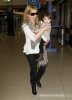 IMG/jpg/sarah-michelle-gellar-charlotte-lax-airport-paparazzi-april-4-2011-h (...)