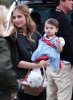 IMG/jpg/sarah-michelle-gellar-charlotte-halloween-october-31-2010-paparazzi- (...)