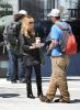 IMG/jpg/sarah-michelle-gellar-chatting-greenpeace-volunteer-new-york-city-ap (...)