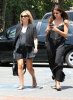 IMG/jpg/sarah-michelle-gellar-lunch-with-friend-santa-monica-july-19-2009-pa (...)