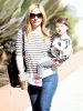 IMG/jpg/sarah-michelle-gellar-charlotte-santa-monica-may-11-2011-paparazzi-h (...)