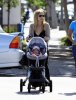 IMG/jpg/sarah-michelle-gellar-charlotte-grace-friend-brentwood-paparazzi-gq- (...)