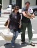 IMG/jpg/alyson-hannigan-alexis-denisof-satyana-santa-monica-paparazzi-hq-01. (...)