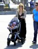 IMG/jpg/sarah-michelle-gellar-charlotte-grace-friend-brentwood-paparazzi-gq- (...)