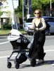 IMG/jpg/sarah-michelle-gellar-charlotte-grace-friend-brentwood-paparazzi-gq- (...)