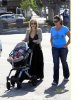 IMG/jpg/sarah-michelle-gellar-charlotte-grace-friend-brentwood-paparazzi-gq- (...)