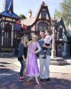 IMG/jpg/sarah-michelle-gellar-family-disneyland-visit-gq-01.jpg