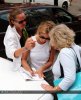 IMG/jpg/sarah-michelle-gellar-signing-in-a-sidney-street-paparazzi-hq-01-150 (...)