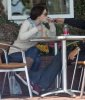 IMG/jpg/michelle-trachtenberg-drinking-smoking-with-friend-paparazzi-gq-24.j (...)