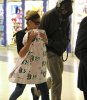 IMG/jpg/sarah-michelle-gellar-lax-airport-april-26-2010-paparazzi-gq-10.jpg