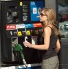 IMG/jpg/sarah-michelle-gellar-gas-station-starbucks-fred-segal-shopping-may- (...)